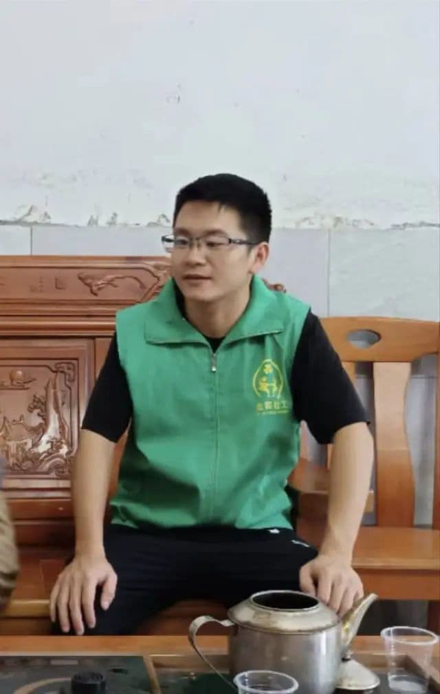 失明少年成为社工“治愈”他人，为他人指明生活新方向