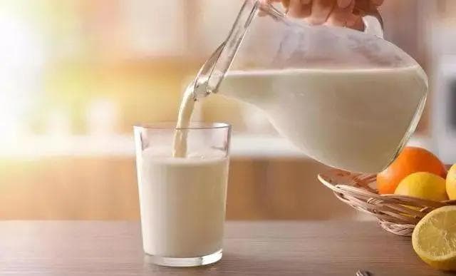 老年人喝酸奶好，还是喝纯奶好？答案出乎意料，不妨提前看一看