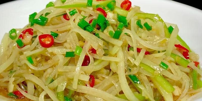 香辣凉拌土豆丝（秘制酱料调味，口感鲜美爽口）