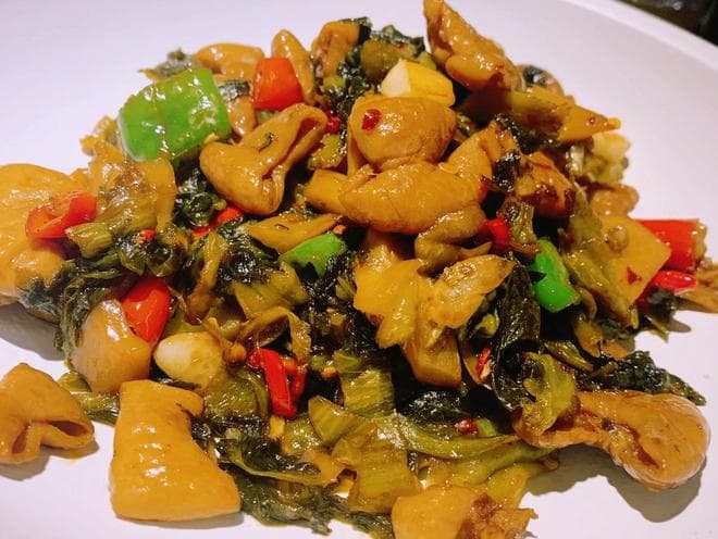 四道家常美食：酸菜炒肥肠、秋葵炒鸡蛋、胡椒猪肚汤和清炒油麦菜