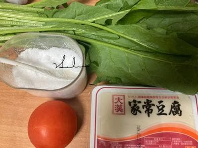 菠菜番茄豆腐汤：10分钟完成的健康素汤