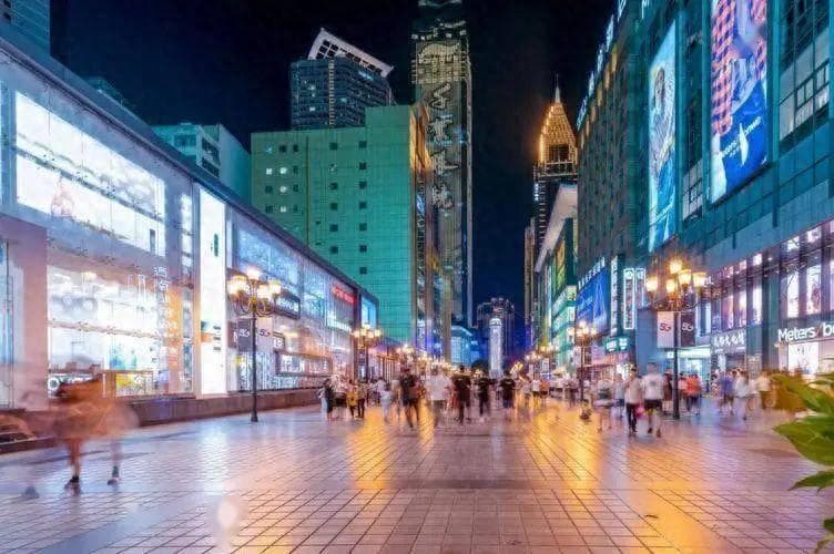 为什么现在的年轻人，相比美丽的重庆，却更喜欢去成都呢？