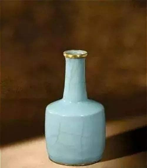 汝窑天蓝釉刻花鹅颈瓶：一件稀世珍品的传奇