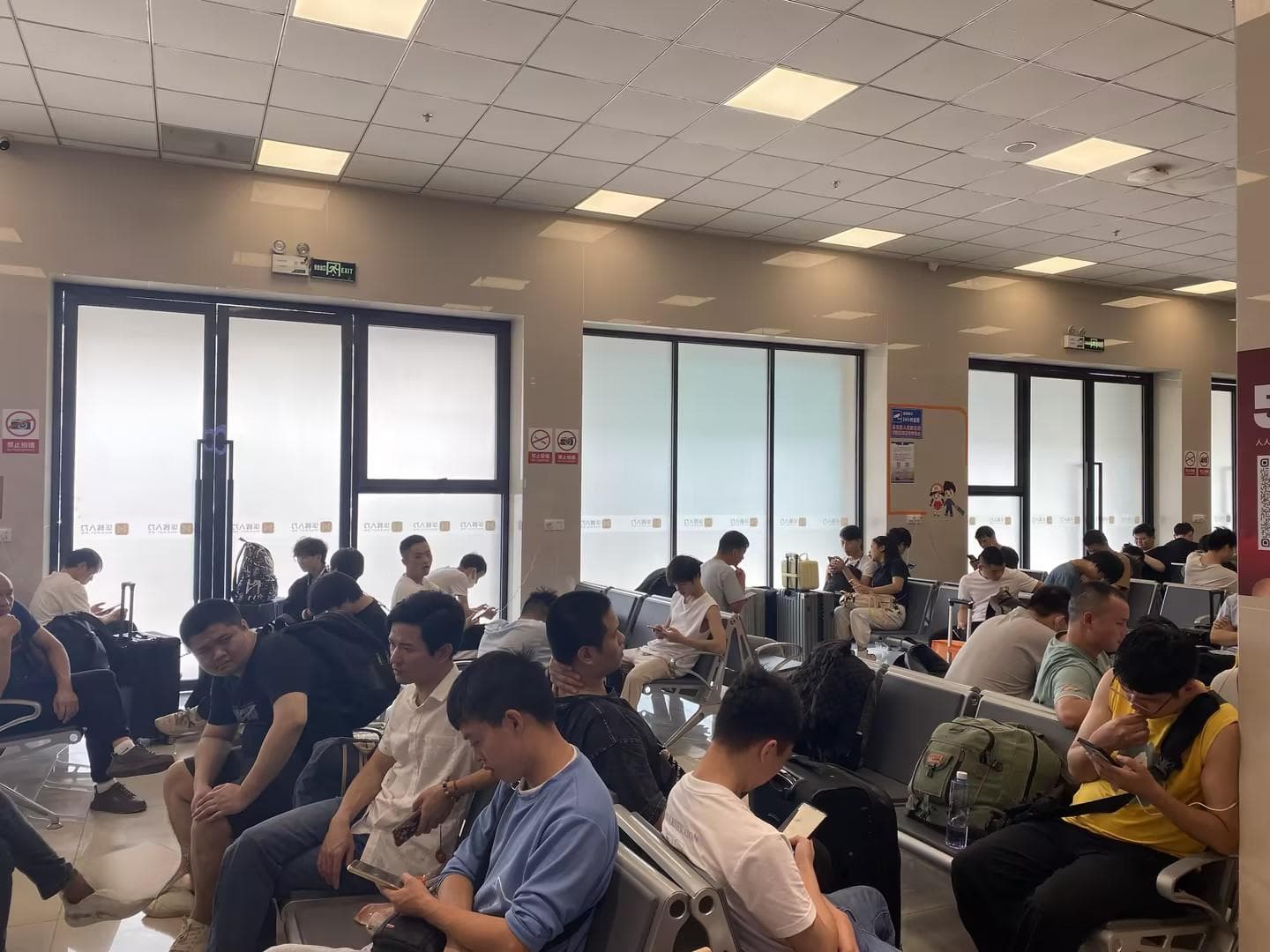 服务员和进厂哪个好？一文读懂两种工作模式