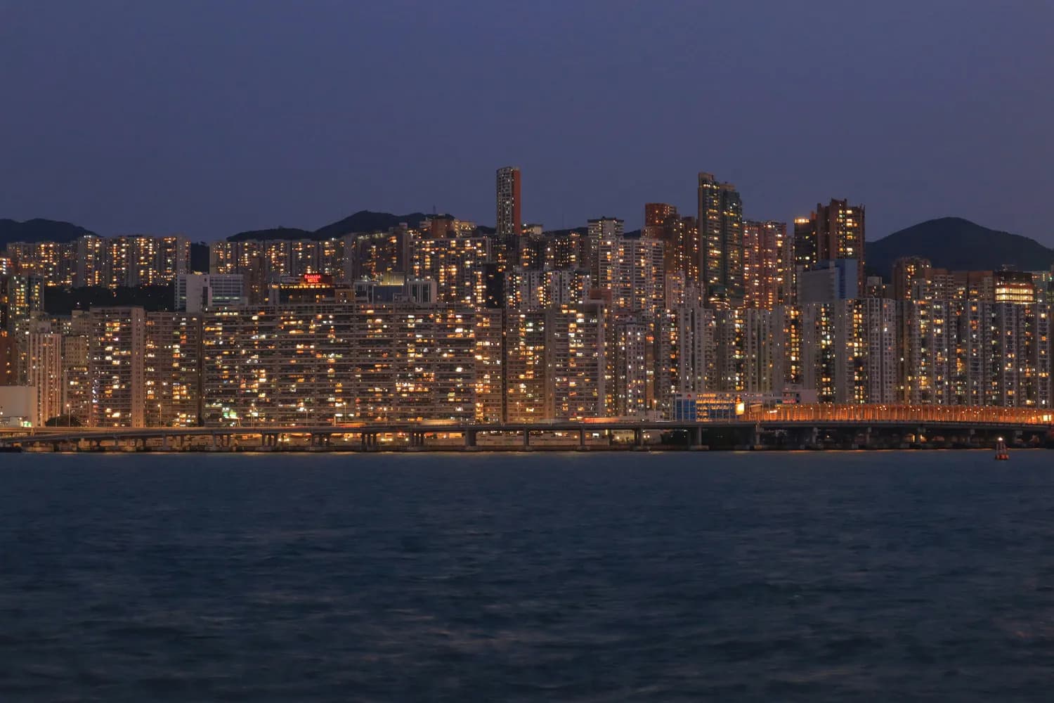 香港与内地黄金价格差异：原因、现状与投资机遇