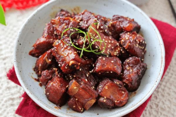 在中国的美食文化中，糖醋排骨是一道经典且深受人们喜爱的家常菜