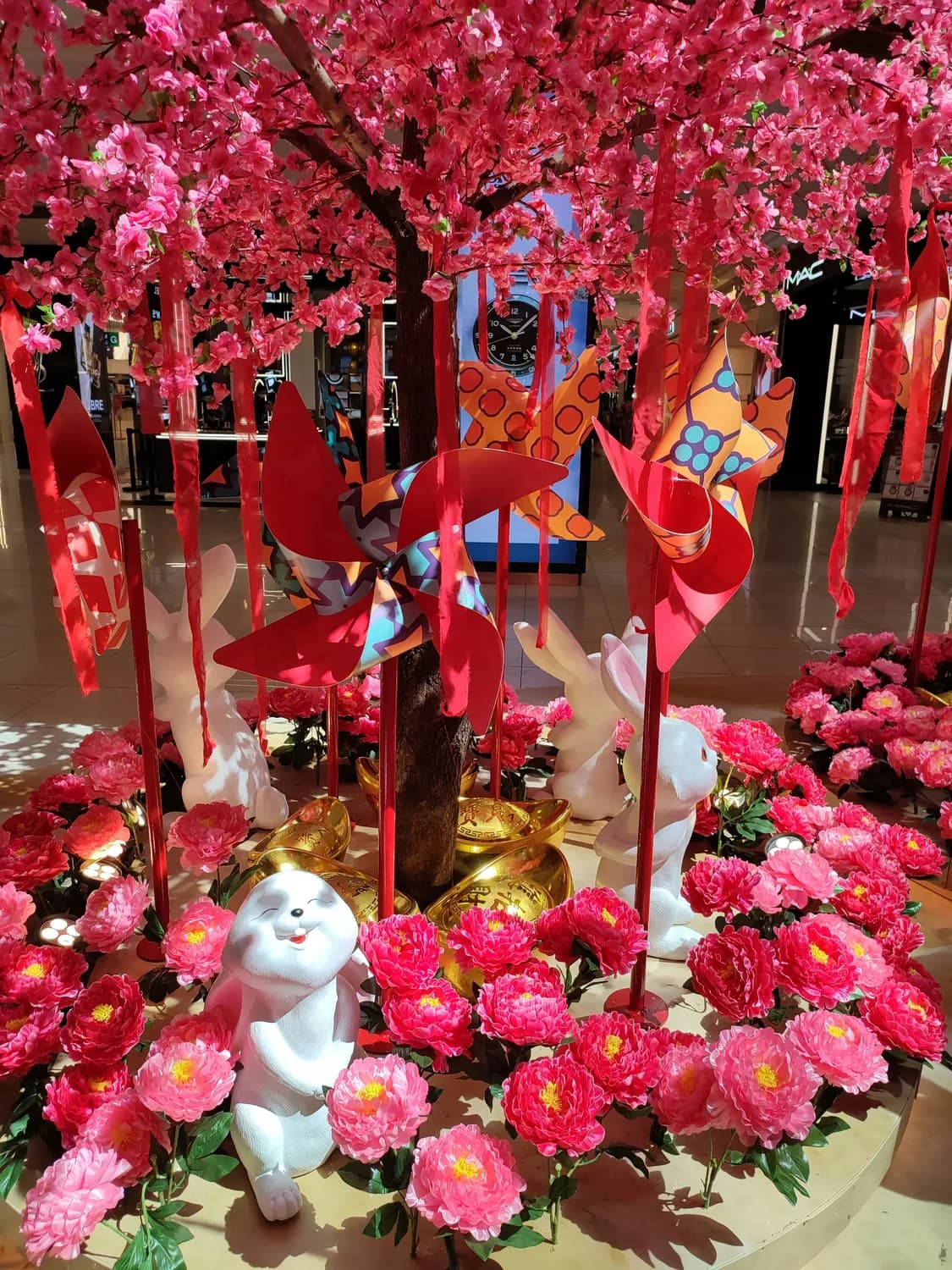 浦东国际机场vs迪士尼：新春装饰大比拼！
