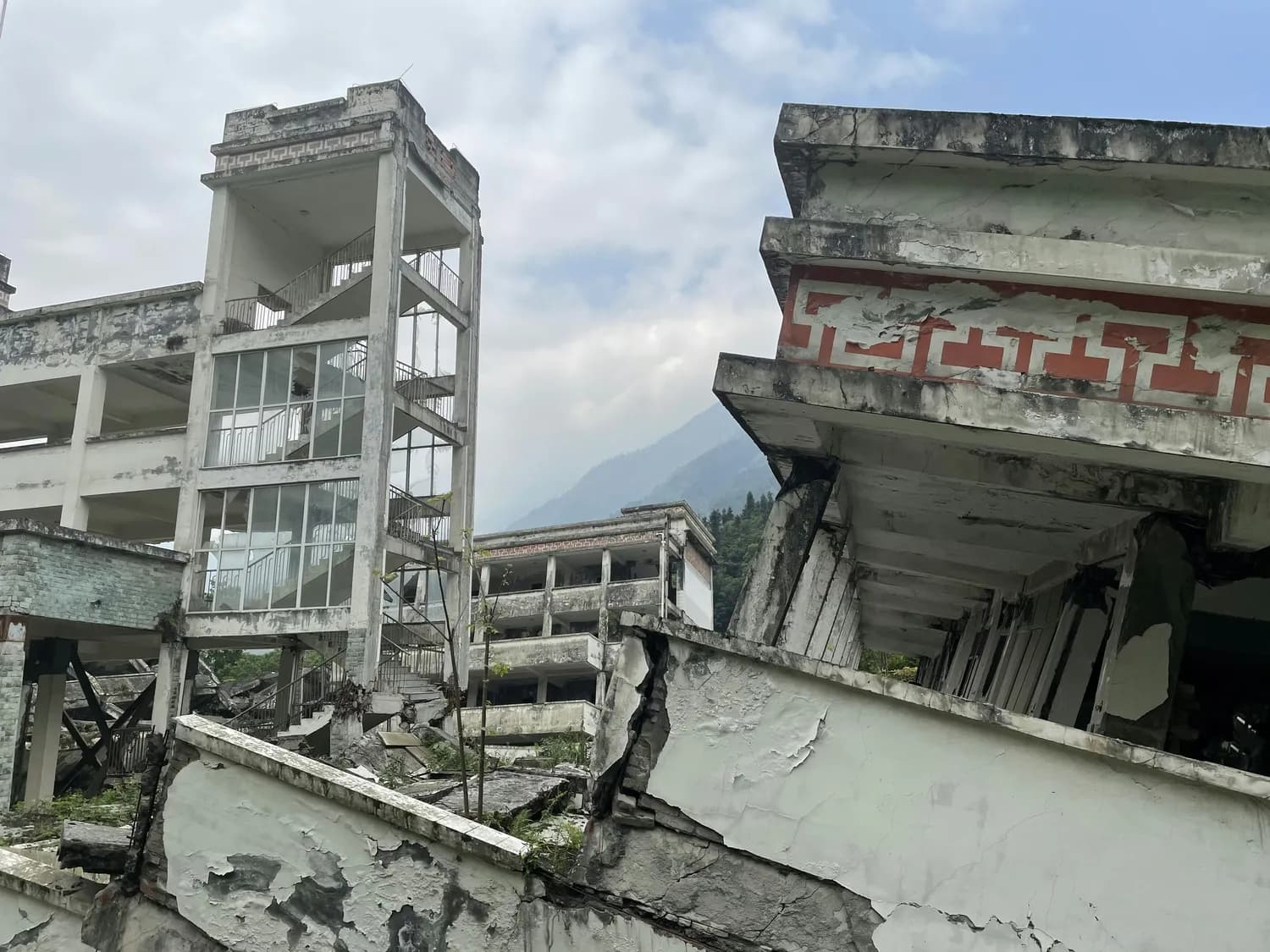 汶川地震遗址深度游：自驾还是跟团？