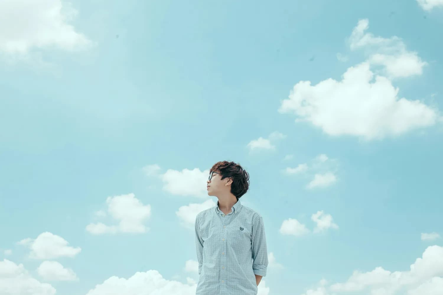 许嵩《认错》：一首陪伴你走出失恋阴影的神曲