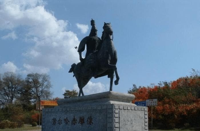 努尔哈赤父子对蒙古实行打击和拉拢，但顺治年间蒙古依然反叛