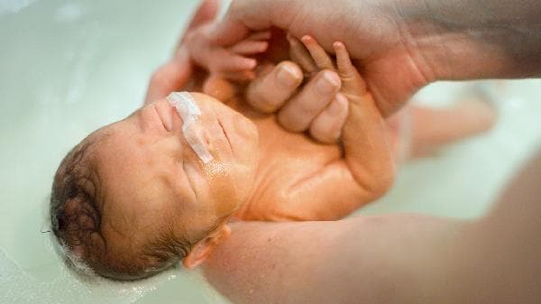 新生儿0-6个月洗澡水温多少？专业建议来了