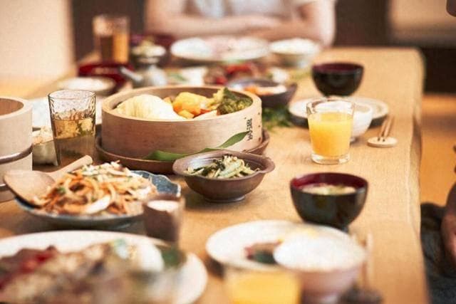 “一日三餐”是错的？过了50岁，一天吃几顿才更健康？医生告诉你