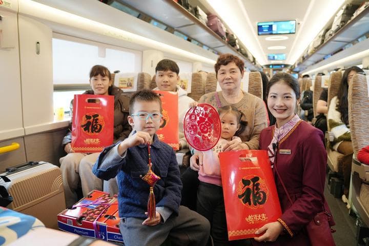 列车上过小年 让回家的路更温暖