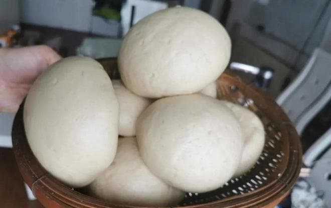 蒸馒头时，冷水还是热水上锅？馒头店老板教你一招，馒头又白又香