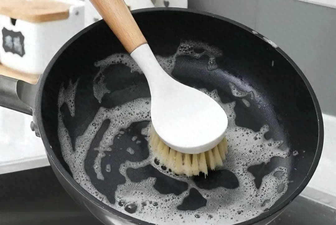 糊锅底去除妙招（锅底烧糊了，别用钢丝球，教你简单方法）