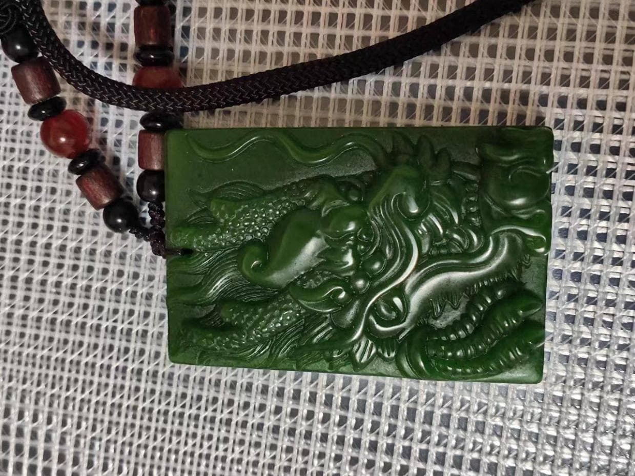 和田玉龙纹玉佩：千年传承的文化符号