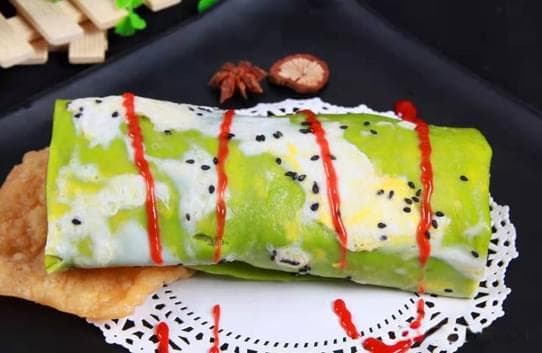 彩色的煎饼果子：美味与视觉的双重享受
