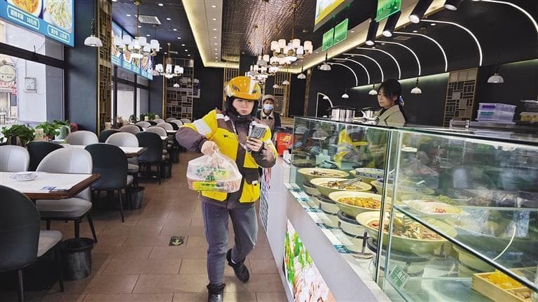 美团、京东等宣布为外卖骑手缴纳社保