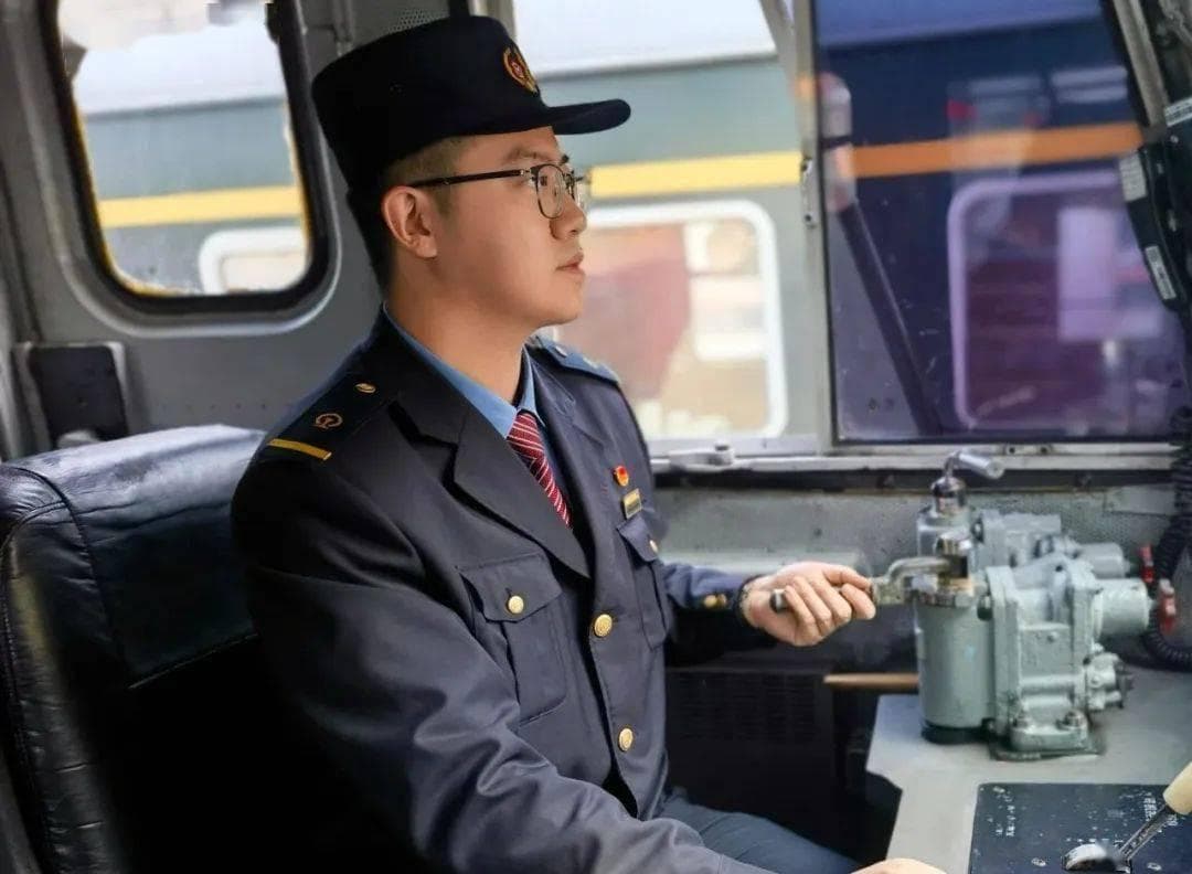 穿梭时空，看“南来北往”的新时代铁路青年