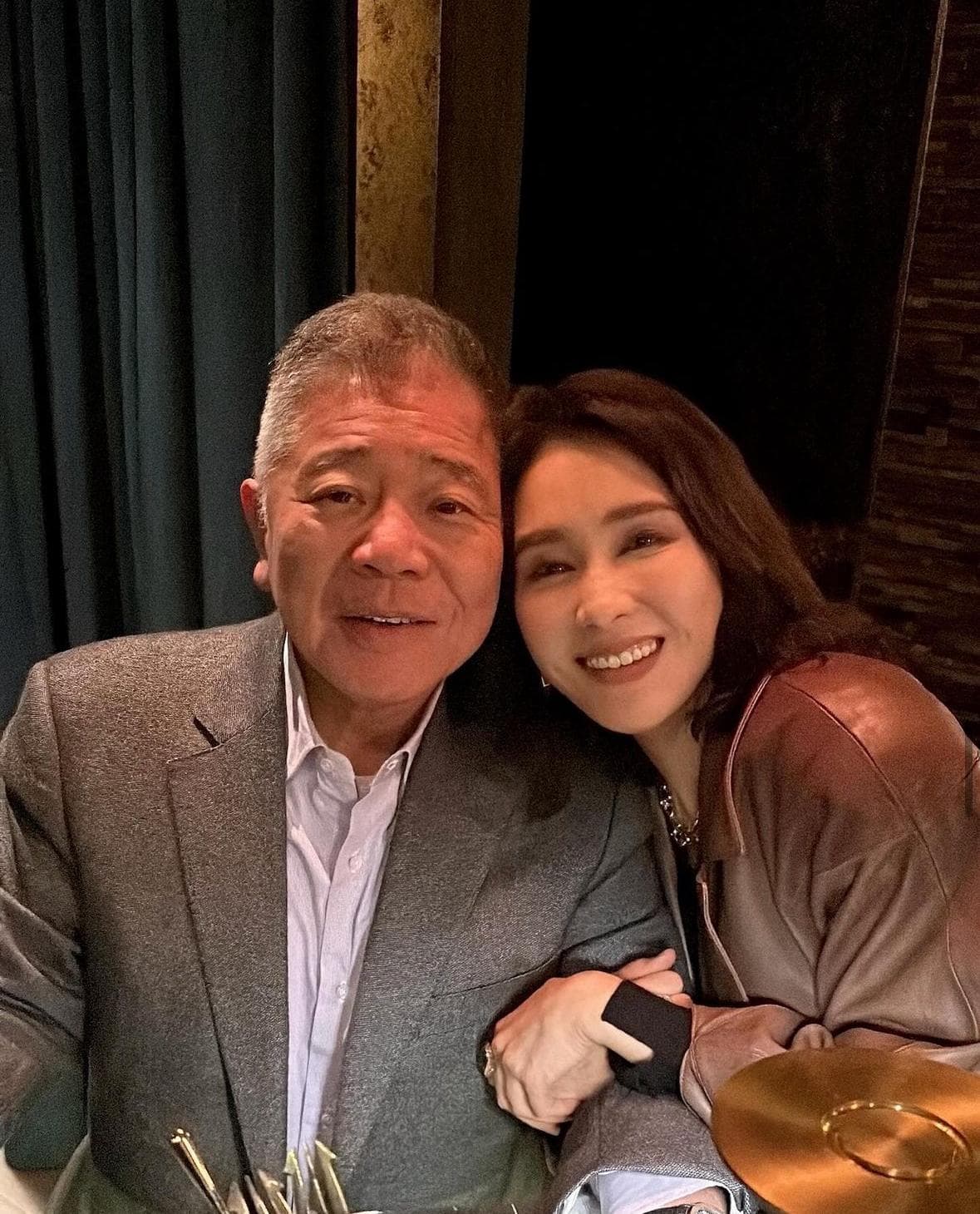 李嘉欣为黎姿庆祝53岁生日，打扮休闲难掩大气美艳，比寿星还抢镜