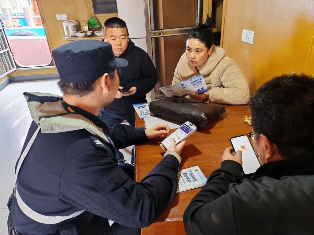 传承雷锋精神 共护长江安澜