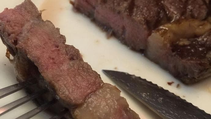 煎牛排的完整教程：从解冻到上桌的每一个细节