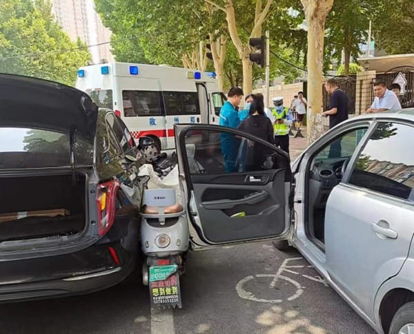停车要守道 切莫"开门杀"！