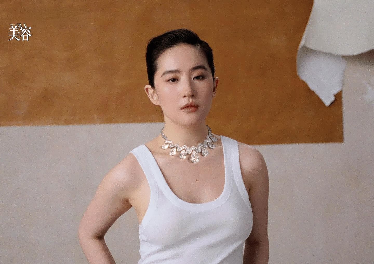 刘亦菲登VOGUE九月刊 展现多面魅力引发热议