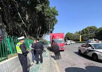 请注意！这样变道，要负全责还可能被罚！