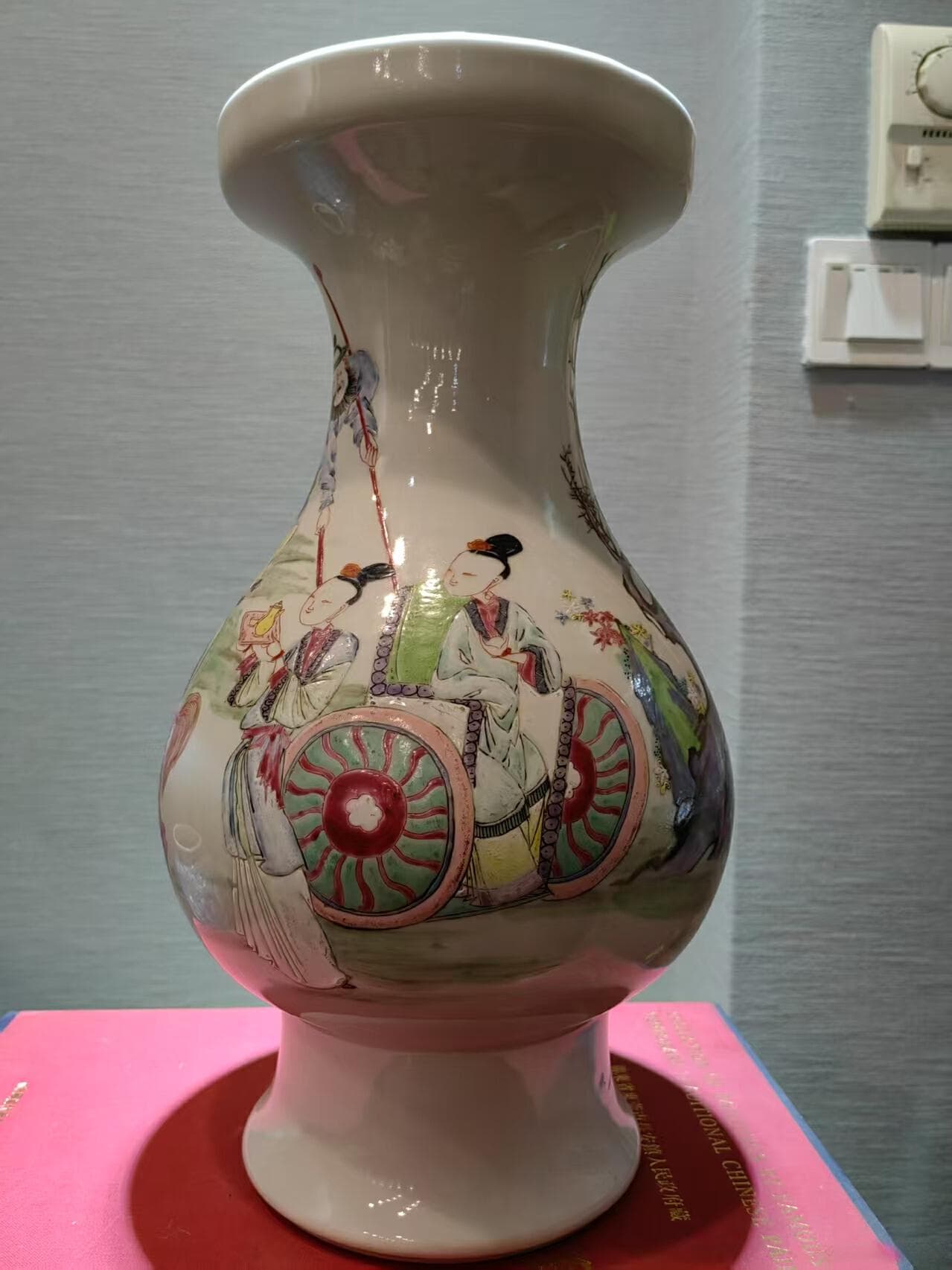雍正时期瓷器以精致典雅著称，粉彩瓷器尤为突出