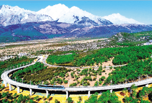 全球首列全景观光山地旅游列车在丽江开通 昆明中车为更多旅游轨道项目提供范本