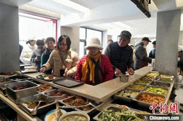 9.9元吃饱、机器人“大厨”上岗……杭州社区食堂实现“老少同乐”