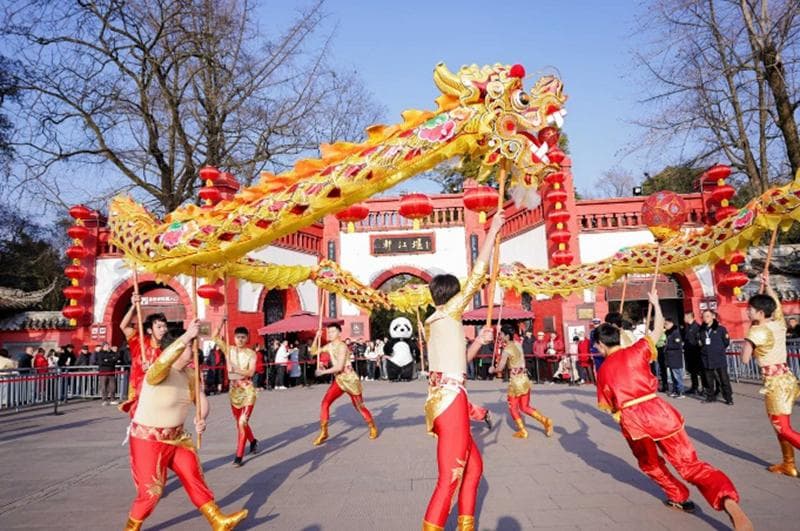 春节去都江堰看《封神》电影，逛非遗集市