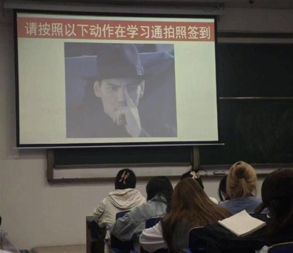 向佐叫停高校用其扶脸动作打卡，大学玩娱乐梗的确要注意边界