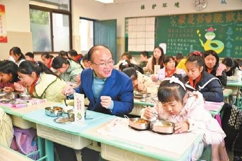 把校园餐做成家长放心餐