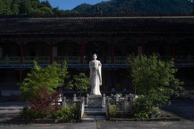 《资治通鉴》：张良智慧与隐忍：从圯桥进履到功成身退的传奇人生