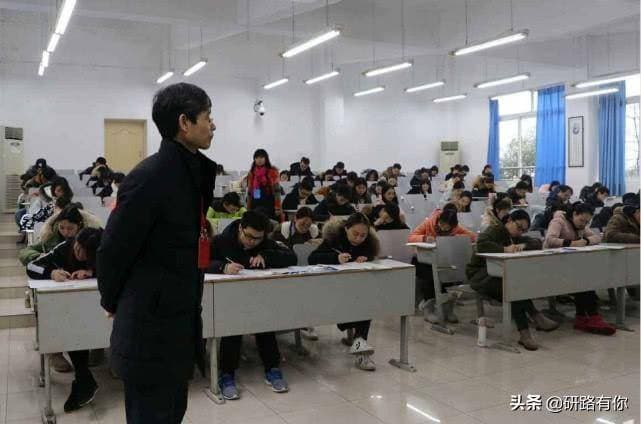 解析一本二本大学差异：选拔标准与教育前景对比