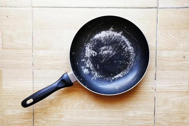 不粘锅涂层刮花真的会释放有毒物质吗？一文读懂安全使用指南