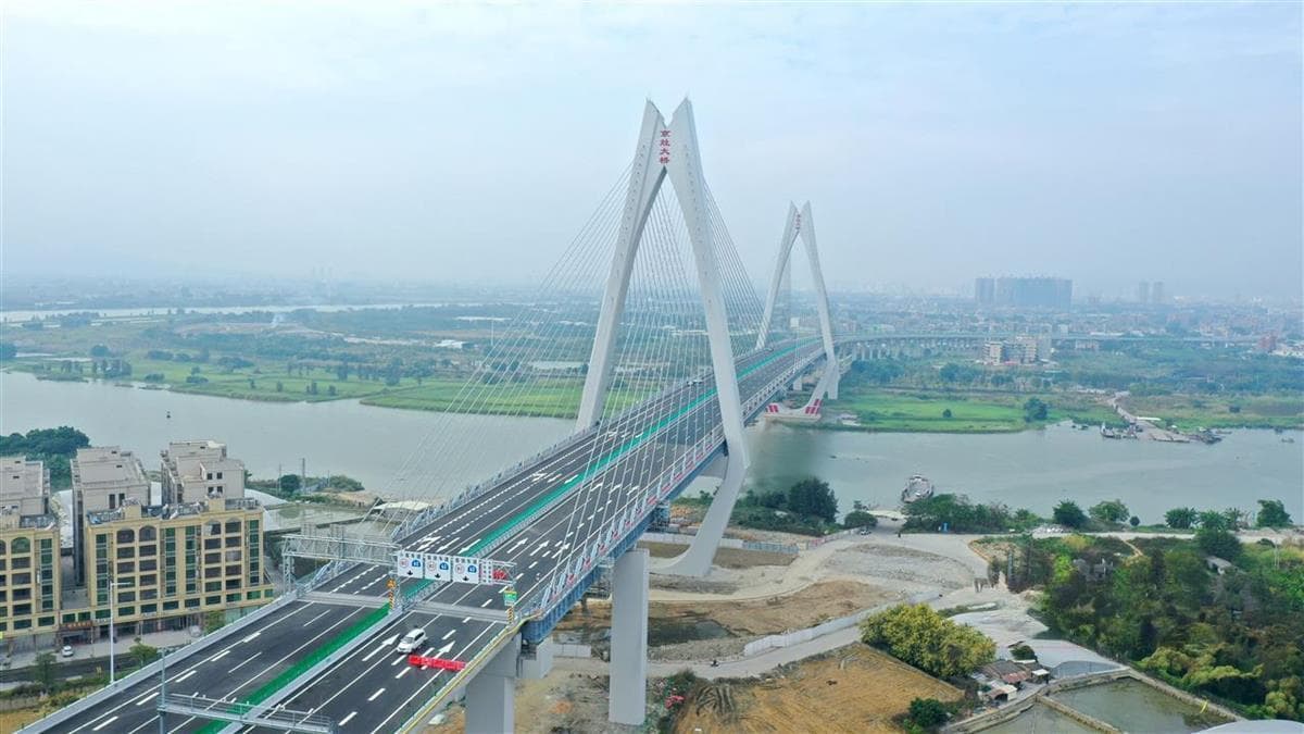 广东省京灶大桥通车，汕头至揭阳5分钟直达