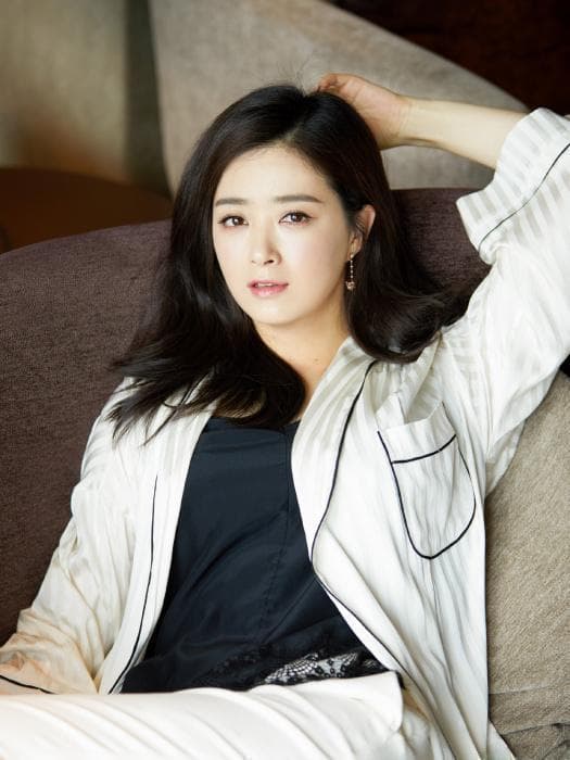 实力派蒋欣搭档新生代关晓彤，两人在《小巷人家》中演绎70年代邻里故事，演技获观众一致称赞。