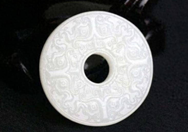 和氏璧是环状的，怎么能雕琢成秦始皇手里，四四方方的传国玉玺？