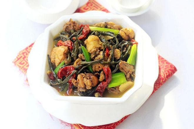 干豆角烧鸡：一道美味的传统家常菜
