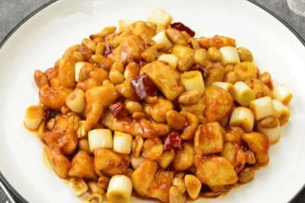 宫保鸡丁，一道经典的川菜，独特的麻辣鲜香、酸甜适口而广受欢迎