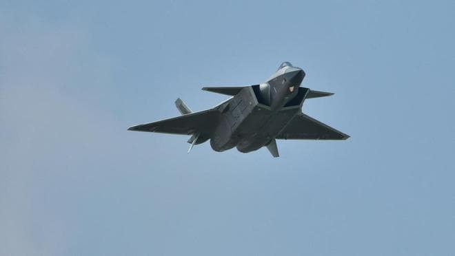 歼-20“野兽模式”曝光：12枚导弹火力全开，未来空战新标杆