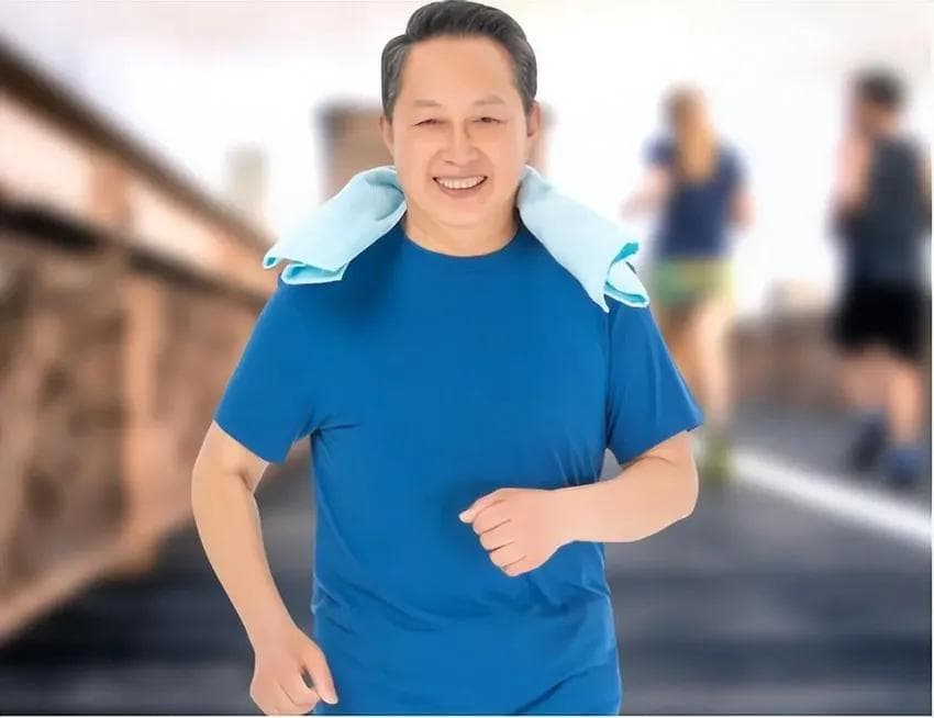 62岁大爷坚持晨跑半年后身体大变样，医生都惊呆了！