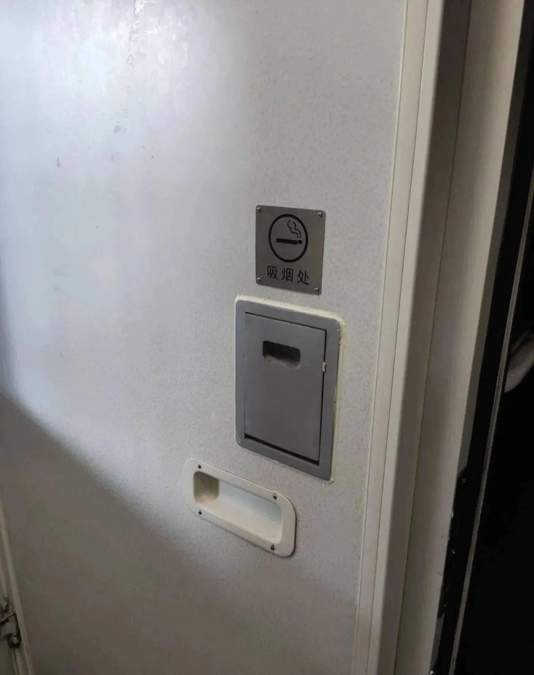 绿皮车应不应该全面控烟？尊敬的旅客朋友，您怎么看？