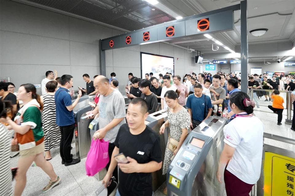 武汉地铁客流创纪录背后：5条线路投入历史最大运力，服务保障力度达历史之最