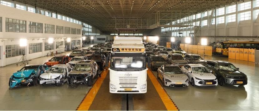 车越贵越安全？测评显示：50万以上豪车不及三五十万车型