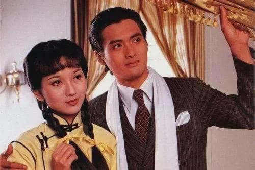 叶童向左，赵雅芝向右