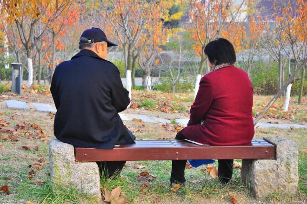 想要说爱不容易？看相差10岁的老两口如何拥抱爱情